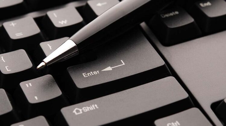 Image of a pen lying on top of a computer keyboard